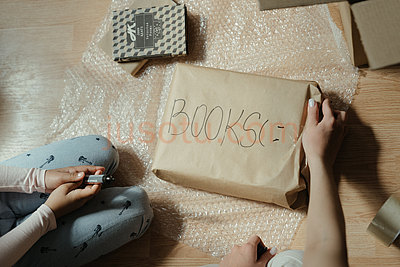 棕色纸袋上的白色和黑色卡片-免费纹理